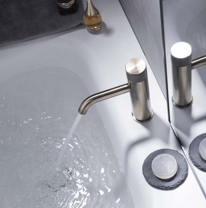 "HEIMBERG-FLORA Single Lever Basin Mixer in Old Brass, featuring a brass body, 35mm Sedal Cartridge, and Neoperl Aerator, ideal for stylish and functional bathrooms."